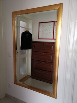 Zrcadlo v dřevěném rámu